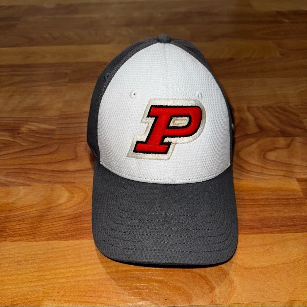 Under Armour Fitted Hat Gray/White W/ Embroidered “P” Mens M/L New With Tags